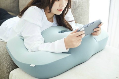 ゲームがしやすい、スマホが見やすい！うつ伏せに特化したゲーミングねおちピローが発売の画像1