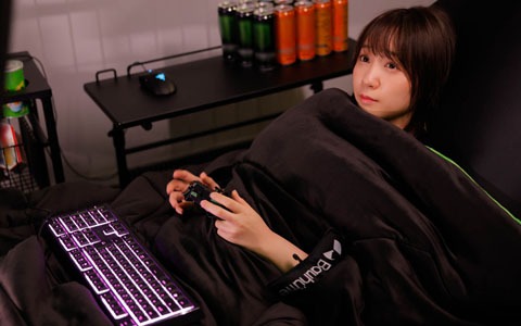 スマホがいじれる「腕出し穴付きゲーミング毛布」が登場！中綿1kgの巨大なふかふか「わたタンク」を搭載