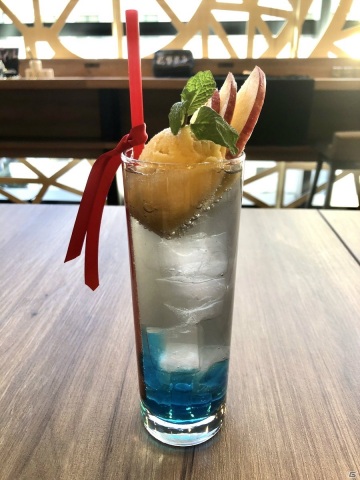 王室風メインビジュアルを使ったグッズは必見！カプコンカフェ「逆転