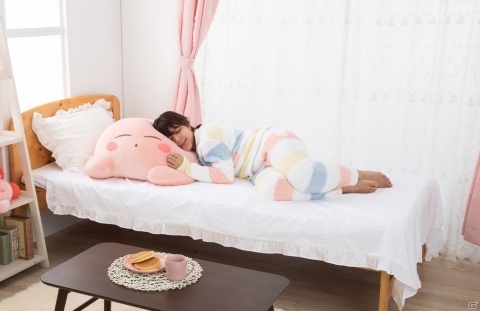 おうち時間を一緒にリラックスできるカービィのぬいぐるみが発売！もちふわな触り心地を堪能できる大きなサイズで登場の画像1