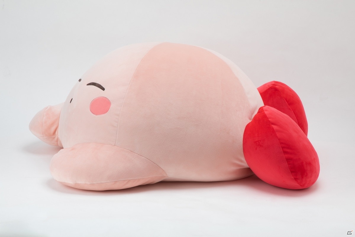 おうち時間を一緒にリラックスできるカービィのぬいぐるみが発売！もちふわな触り心地を堪能できる大きなサイズで登場の画像3