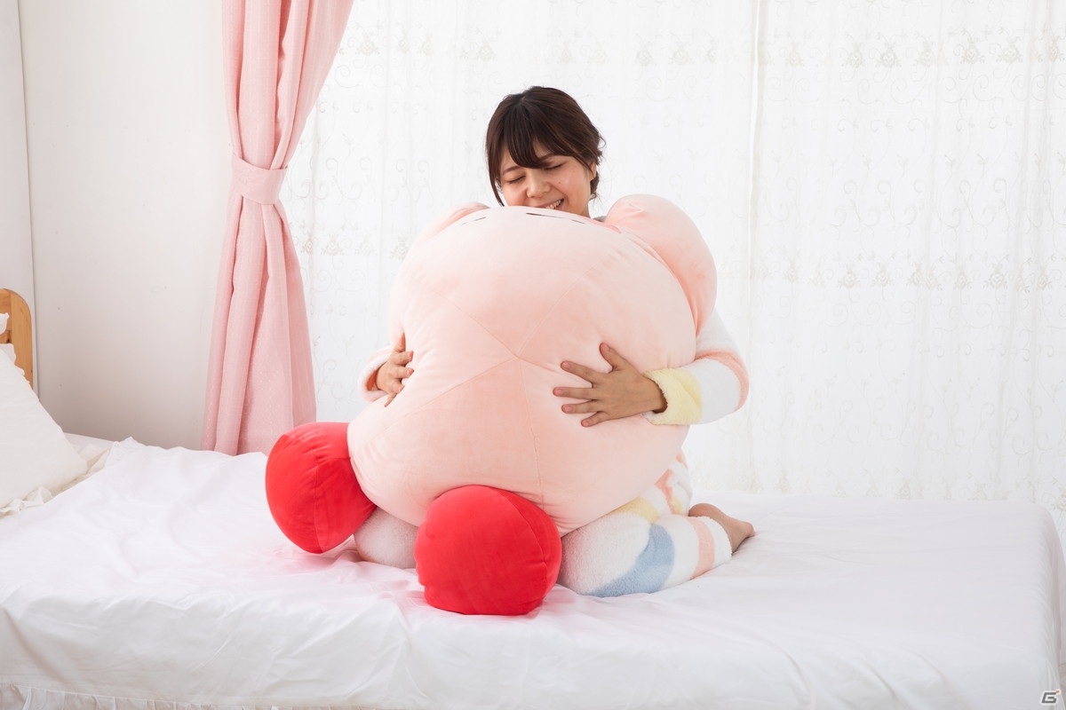 おうち時間を一緒にリラックスできるカービィのぬいぐるみが発売！もちふわな触り心地を堪能できる大きなサイズで登場の画像4