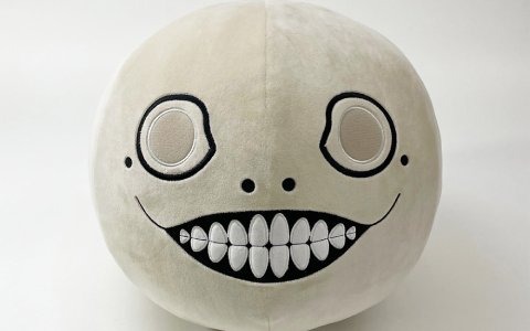 「NieR Replicant ver.1.22474487139...」からエミールがもちもち素材のフェイスクッション化！予約受付がスタート