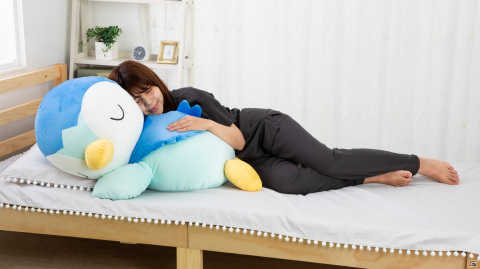 ビッグサイズの“もちふわ”ポッチャマとおうち時間を楽しもう！「ポケモン すやすやフレンド おうちでリラックス ポッチャマ」の予約受付が開始の画像1