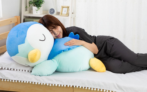 ビッグサイズの“もちふわ”ポッチャマとおうち時間を楽しもう！「ポケモン すやすやフレンド おうちでリラックス ポッチャマ」の予約受付が開始