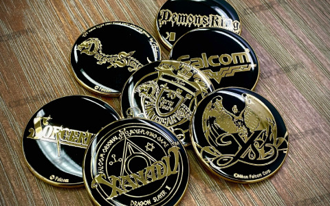 「日本ファルコム」40周年メタルバッジなどのグッズがコスパより発売決定！「日本ファルコム創立40周年展」にて先行販売