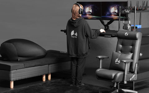 “寝る、立つ、座る。”三大ゲーム姿勢をフルカバーする電動スーパーゲーミングデスクが登場！