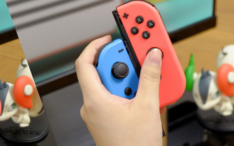 Joy-Conの片手操作が可能に！Switchタイトルの“ながらゲーム”に便利なアタッチメント「コントリンカー」が登場