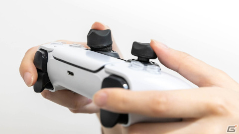 PS5コントローラーのスティック操作を安定させるアタッチメントが登場！人間工学に基づいた指にフィットする凹み形状を採用の画像2
