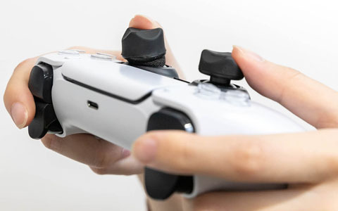 PS5コントローラーのスティック操作を安定させるアタッチメントが登場！人間工学に基づいた指にフィットする凹み形状を採用