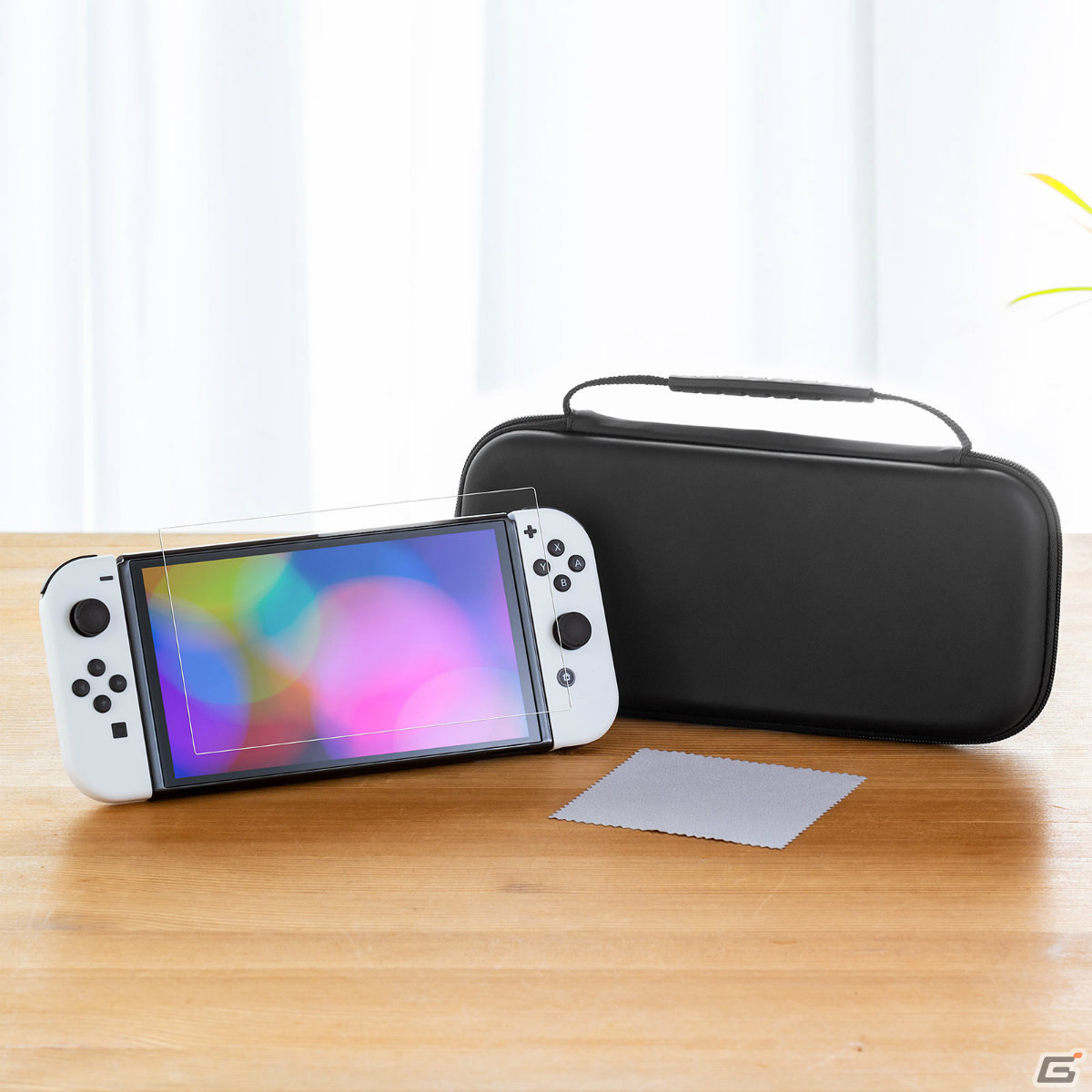 Switch（有機ELモデル）を安全に持ち運べるセミハードケースが発売！ガラスフィルムやクリーニングクロスも付属の画像1