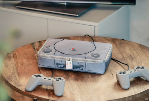 「初代PlayStationの原寸大マルチポーチ付きBOOK」が6月13日に発売！著名人が選ぶ好きなソフト3選などの紹介もの画像1