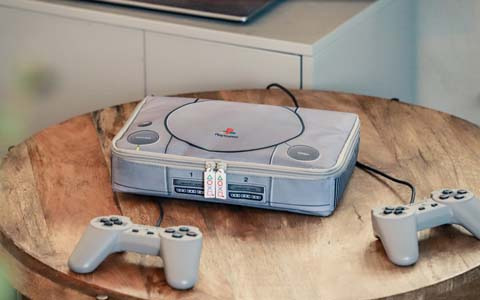 「初代PlayStationの原寸大マルチポーチ付きBOOK」が6月13日に発売！著名人が選ぶ好きなソフト3選などの紹介も