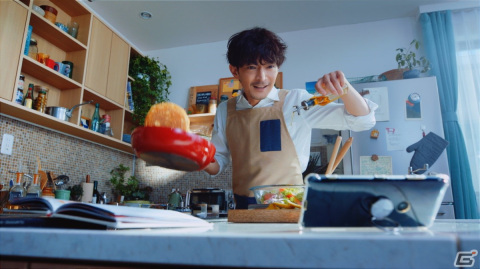 「機動戦士ガンダム U.C. ENGAGE」小野賢章さんと津田健次郎さんが日常の中でゲームをプレイする姿を収めた新CMが公開！の画像3