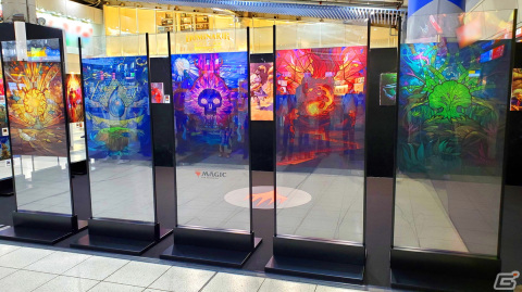 「マジック：ザ・ギャザリング」のステンドグラス版カードがアクリルアートになってJR品川駅に出現！全12種類が展示の画像1
