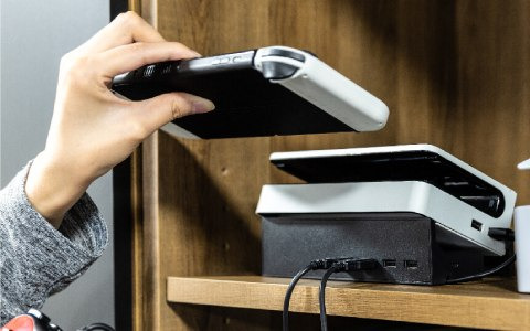 ヨコ置きにすると“いい角度”でSwitchを取り出しやすい「Switch 有機ELモデルドック用 寝かせて立たせて 2Way スタンドハブ」が発売！