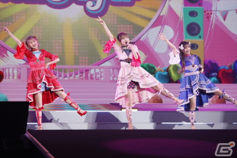 トリコロールが新曲を披露！「プリパラ＆キラッとプリ☆チャン＆ワッチャプリマジ！Winter Live 2022」レポートの画像4