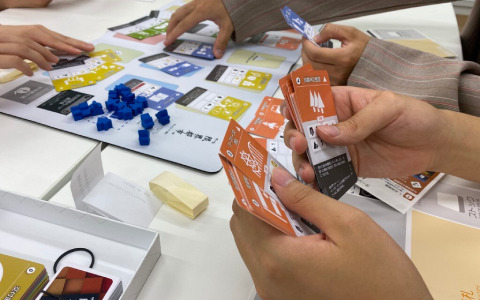 「ゲーム限界都市づくり」が販売開始！市長となって実際に起こっている社会問題を解決していくデッキ構築型カードゲーム