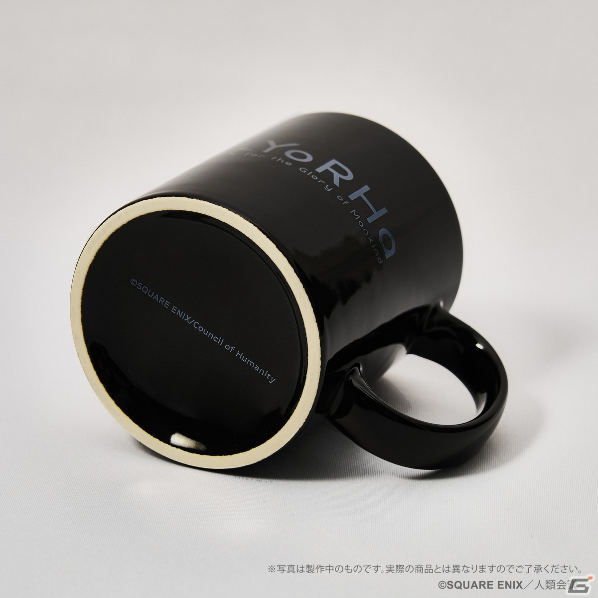 「NieR:Automata Ver1.1a」デフォルメキャラがキュートなミニアクリルスタンドが登場！角度でロゴの印象が変化するマグカップもの画像3