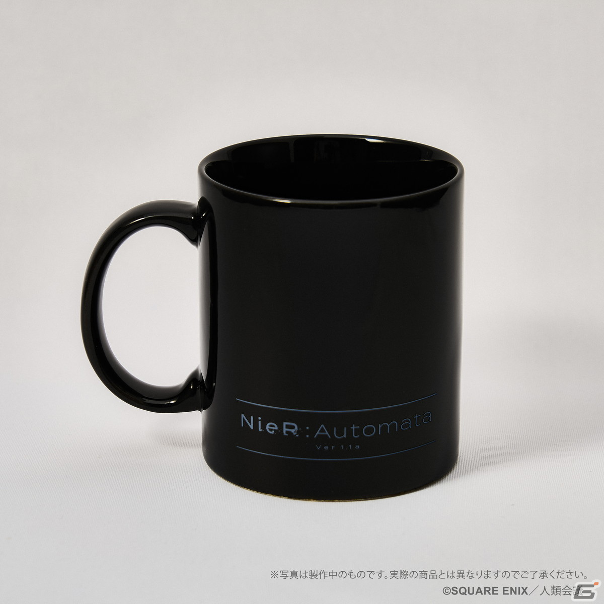 「NieR:Automata Ver1.1a」デフォルメキャラがキュートなミニアクリルスタンドが登場！角度でロゴの印象が変化するマグカップもの画像4