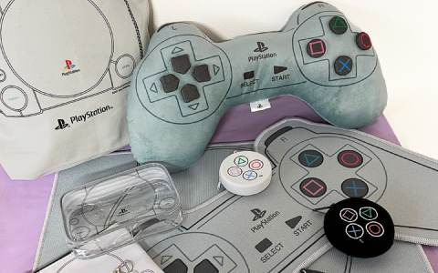初代PlayStationコントローラーの30cmクッションなどが3月中旬に発売！懐かしいグレーの配色や伝統の4ボタンも再現