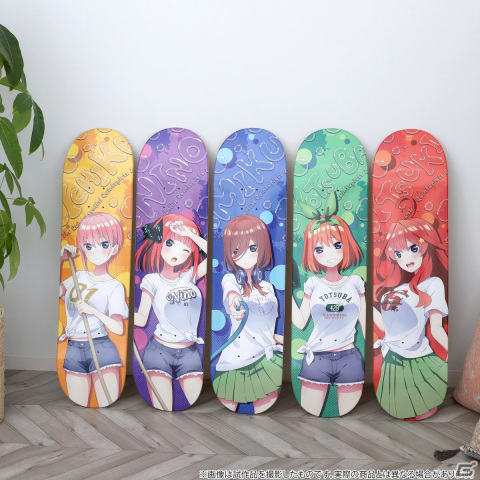 「五等分の花嫁∬」五つ子の美麗イラストをあしらったスケートボードデッキが登場！の画像2
