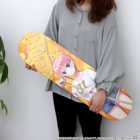 「五等分の花嫁∬」五つ子の美麗イラストをあしらったスケートボードデッキが登場！の画像3