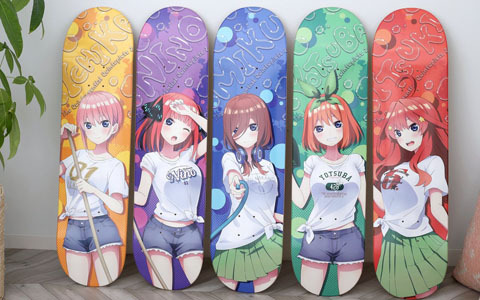 「五等分の花嫁∬」五つ子の美麗イラストをあしらったスケートボードデッキが登場！