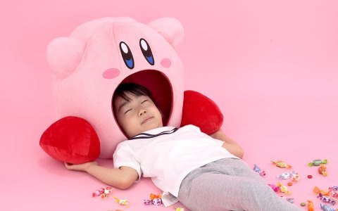 全高約38cmのカービィにすいこまれる！ぬいぐるみ「すいこみっ！カービィ」が再販決定