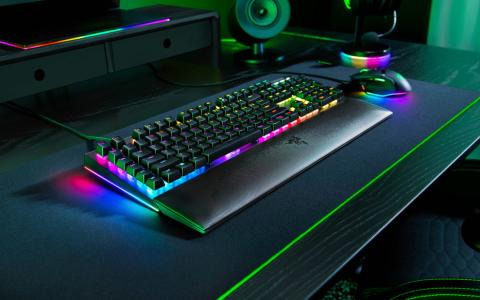 Razer、ゲーミングキーボード・ミドルエンドモデル「Razer BlackWidow V4」やPS5 DualSense用充電スタンドなど5製品を発売