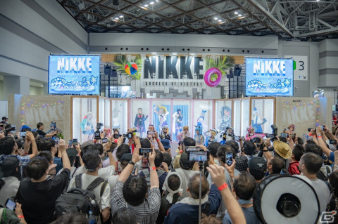「勝利の女神：NIKKE」コミックマーケット102の出展レポートが公開！限定水着コスチューム姿のコスプレイヤーによるリアル10連ガチャで盛り上がるの画像12