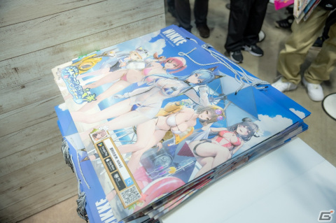 「勝利の女神：NIKKE」コミックマーケット102の出展レポートが公開！限定水着コスチューム姿のコスプレイヤーによるリアル10連ガチャで盛り上がるの画像8