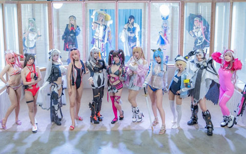 「勝利の女神：NIKKE」コミックマーケット102の出展レポートが公開！限定水着コスチューム姿のコスプレイヤーによるリアル10連ガチャで盛り上がる