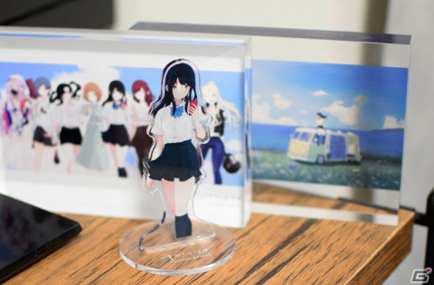 「ナツノカナタ」リリース1周年を記念した公式グッズが登場！アクリルスタンドやTシャツなどがラインナップの画像1