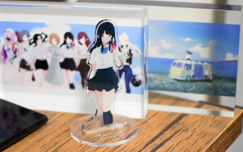 「ナツノカナタ」リリース1周年を記念した公式グッズが登場！アクリルスタンドやTシャツなどがラインナップ