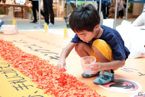 ポケモンカードアートの展覧会「Pokémon Card Art Walk in Yokohama Minatomirai」に花で作られた巨大なリザードンのカードが登場！の画像2