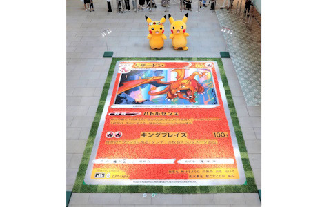 ポケモンカードアートの展覧会「Pokémon Card Art Walk in Yokohama Minatomirai」に花で作られた巨大なリザードンのカードが登場！
