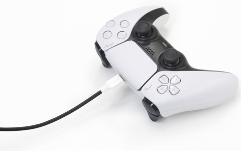 「USBロング充電ケーブル（PS5コントローラ用）」の発売日が9月14日に決定！Type-C端子搭載機器でも使用可能