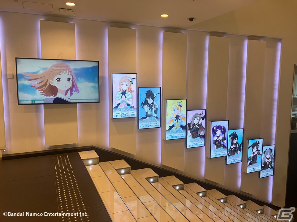 アニメ「アイドルマスター シャイニーカラーズ」一部劇場にて劇場装飾が開始！新宿ピカデリーの1階エントランスにはアイドルたちのパネルが登場の画像3
