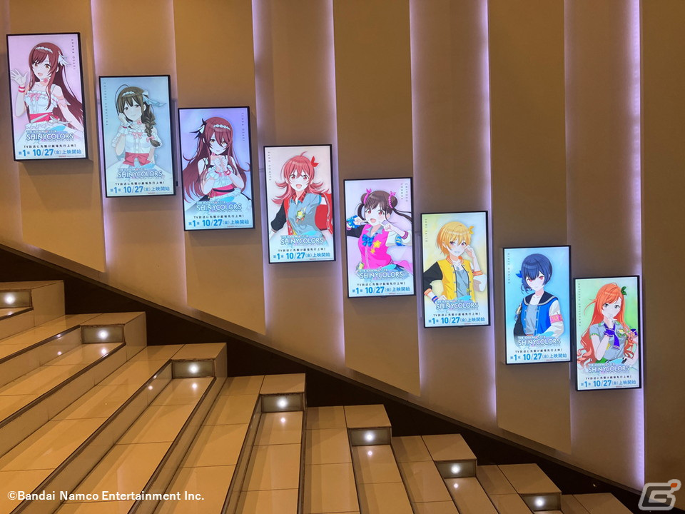 アニメ「アイドルマスター シャイニーカラーズ」一部劇場にて劇場装飾が開始！新宿ピカデリーの1階エントランスにはアイドルたちのパネルが登場の画像4