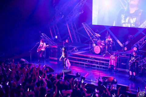 「The QUEEN of PURPLE 2nd Live Tour Live and let “Live”」東京公演レポート：「ナナシス」が誇る4人組ガールズロックバンド“QOP”の現在地の画像44