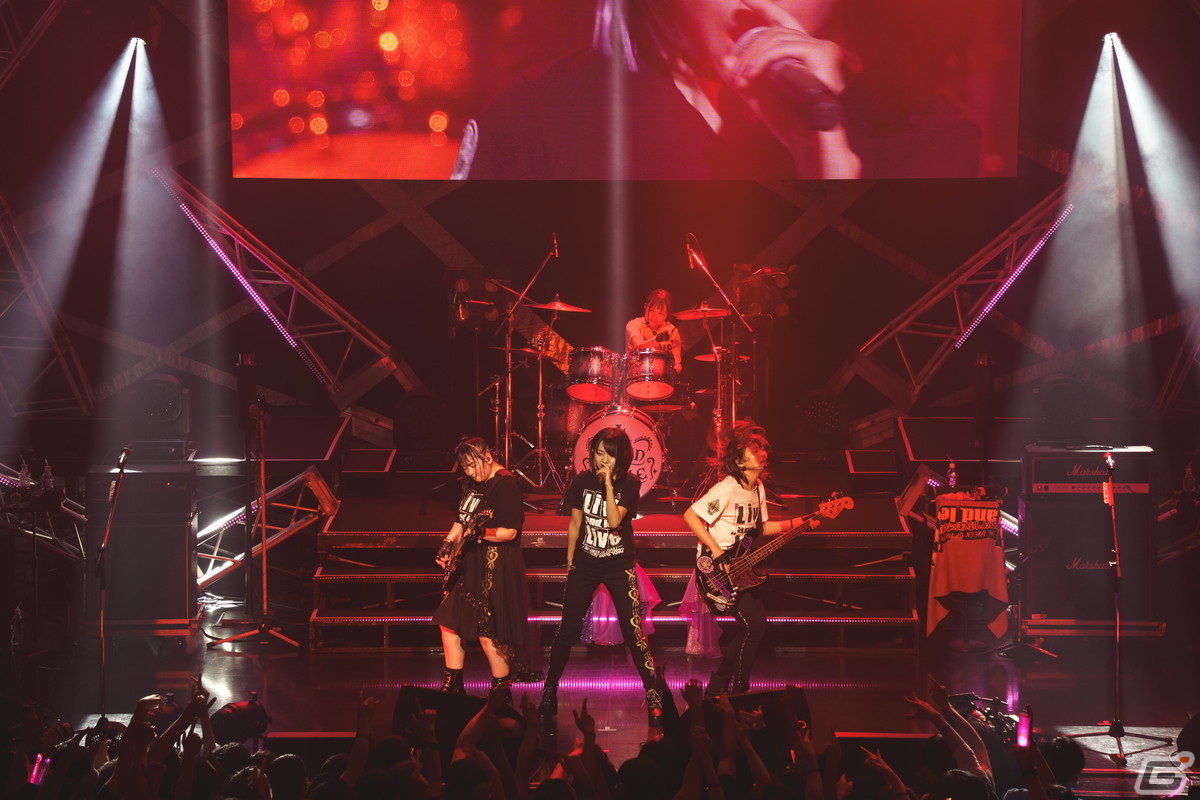 「The QUEEN of PURPLE 2nd Live Tour Live and let “Live”」東京公演レポート：「ナナシス」が誇る4人組ガールズロックバンド“QOP”の現在地の画像35