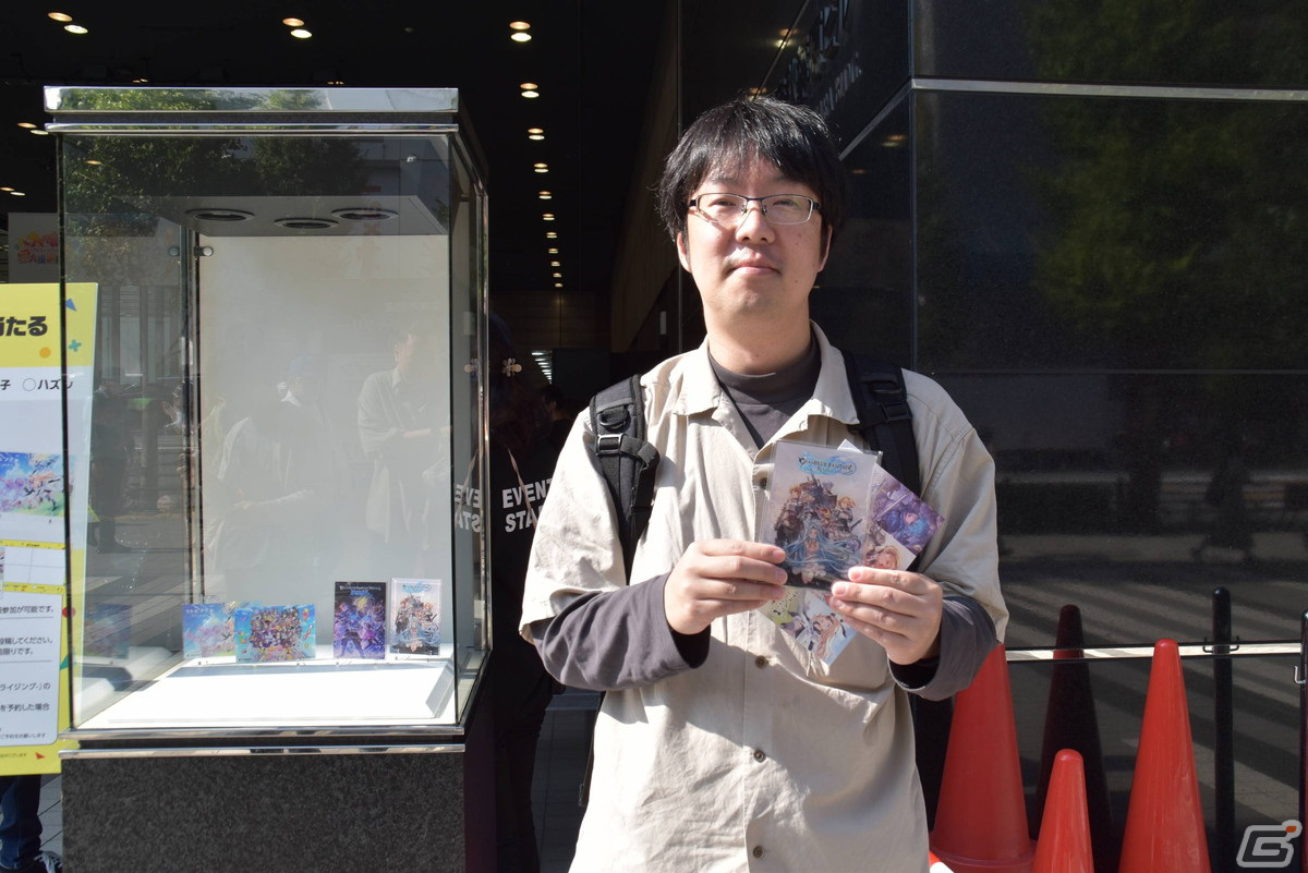 A賞のアクリルスタンドを当てた来場者の方。