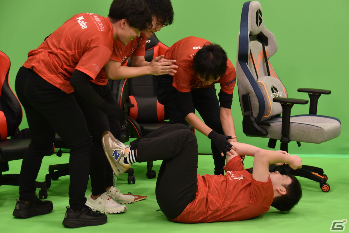 喜びのあまり倒れるひぐち選手。