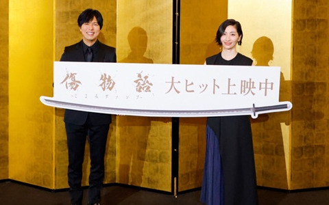「傷物語 -こよみヴァンプ-」神谷浩史さん、坂本真綾さん登壇の公開記念舞台挨拶が実施！オフィシャルレポートも公開