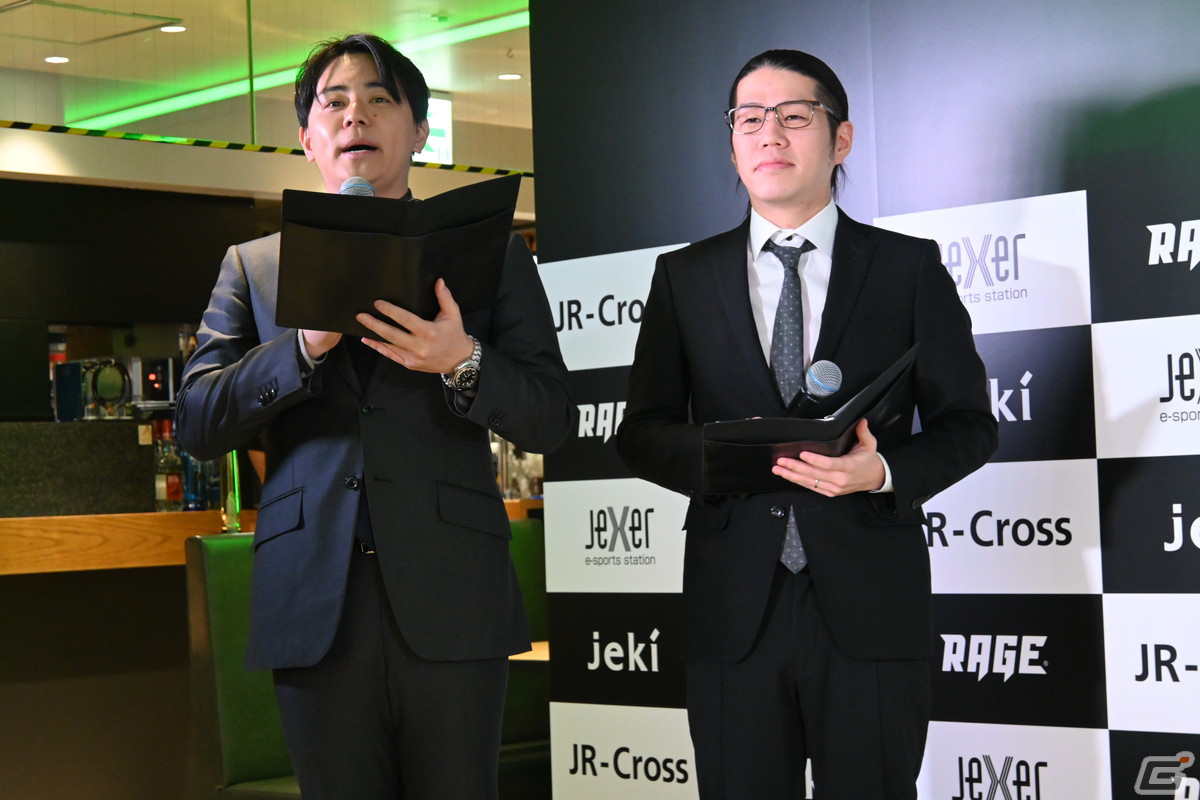 MCを担当したのは(左から)平岩康佑さん、OooDaさん