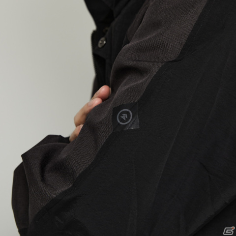 「Ghost of Tsushima」コラボアイテム第2弾が登場！冥人の面頬を刺繍したアウター、境井仁が纏う鎧を思わせる腕時計やバッグがラインナップの画像