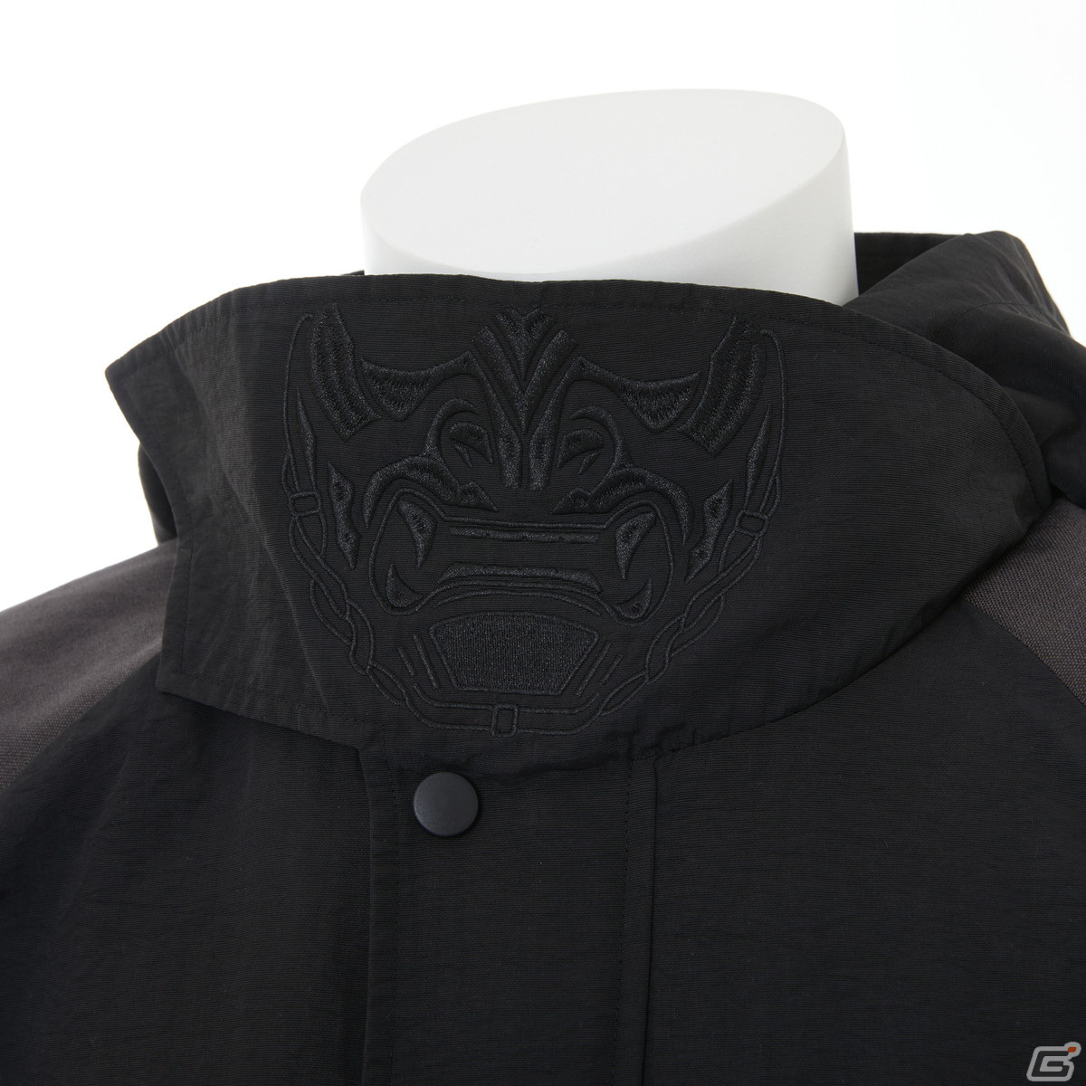 「Ghost of Tsushima」コラボアイテム第2弾が登場！冥人の面頬を刺繍したアウター、境井仁が纏う鎧を思わせる腕時計やバッグがラインナップの画像11