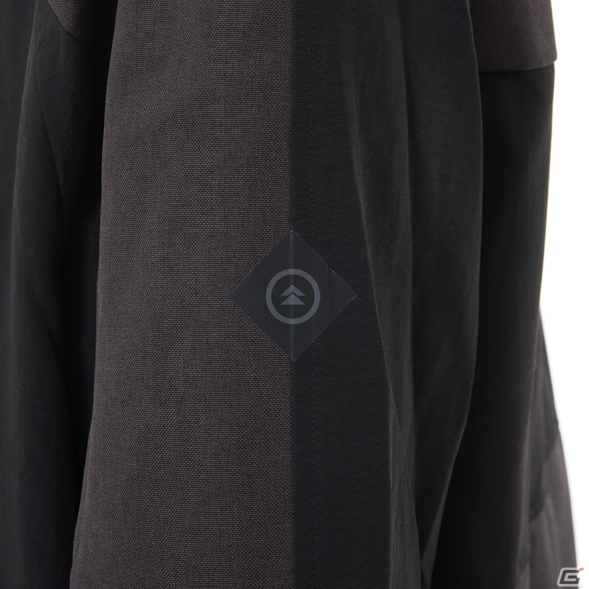 「Ghost of Tsushima」コラボアイテム第2弾が登場！冥人の面頬を刺繍したアウター、境井仁が纏う鎧を思わせる腕時計やバッグがラインナップの画像13