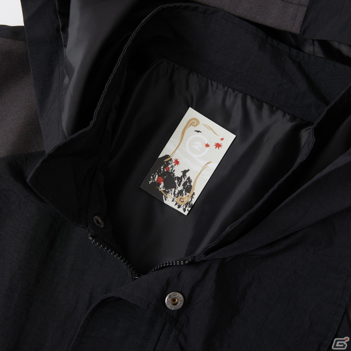 「Ghost of Tsushima」コラボアイテム第2弾が登場！冥人の面頬を刺繍したアウター、境井仁が纏う鎧を思わせる腕時計やバッグがラインナップの画像5